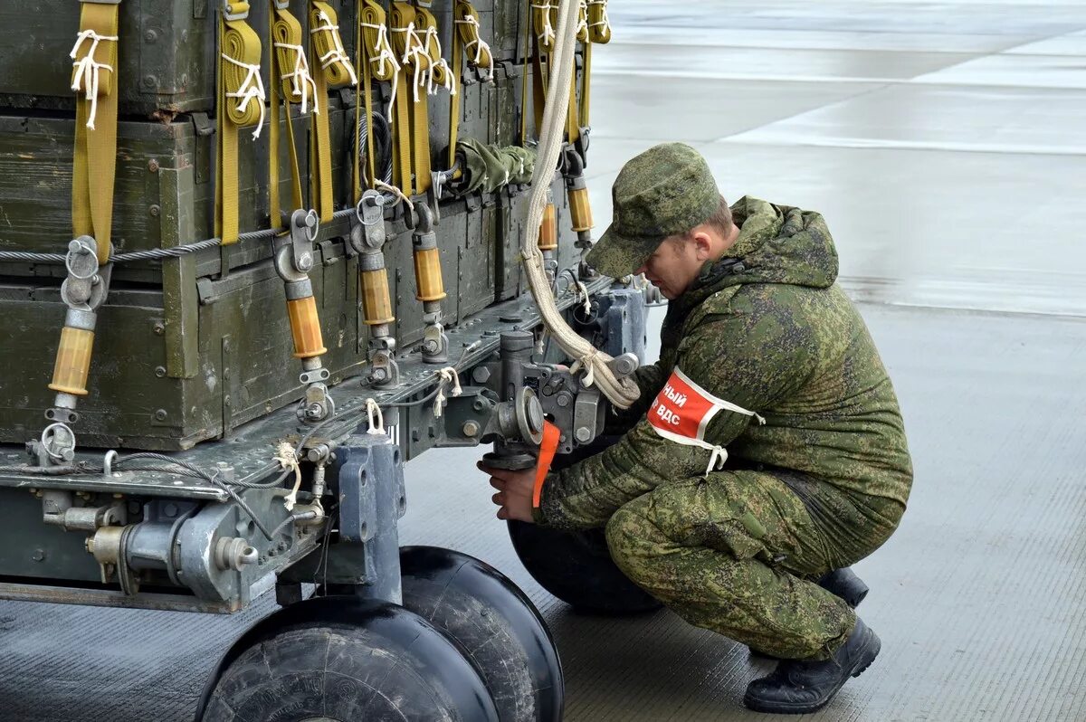 Где груз военных. Разгрузка боеприпасов. Платформа для десантирования груза. Подвоз боеприпасов. Разгрузка снарядов.