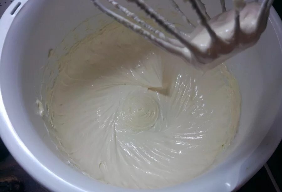 Сколько минут взбивать крем. Крем со сгущенным молоком для торта. Молочный крем для торта. Крем для торта из сгущёнки. Крем сгущёнка с маслом для торта.