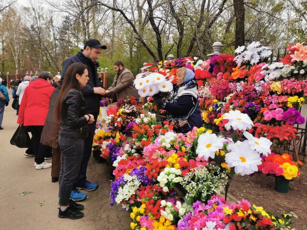 Радоница выходной день. Родительский день на кладбище. Цветы на Радоницу. Цветы сегодняшнего праздника. Радоница в 2022 году в Краснодарском крае.