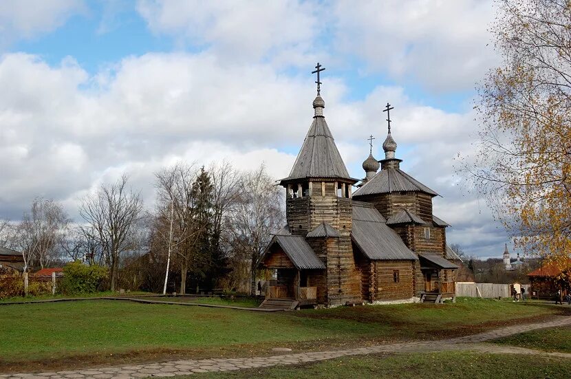 В каком городе находится музей деревянного зодчества. Музей деревянного зодчества в Суздале. Суздаль достопримечательности музей деревянного зодчества. Музей деревянного зодчества в Суздале Церковь. Суздаль золотое кольцо России музей деревянного зодчества.