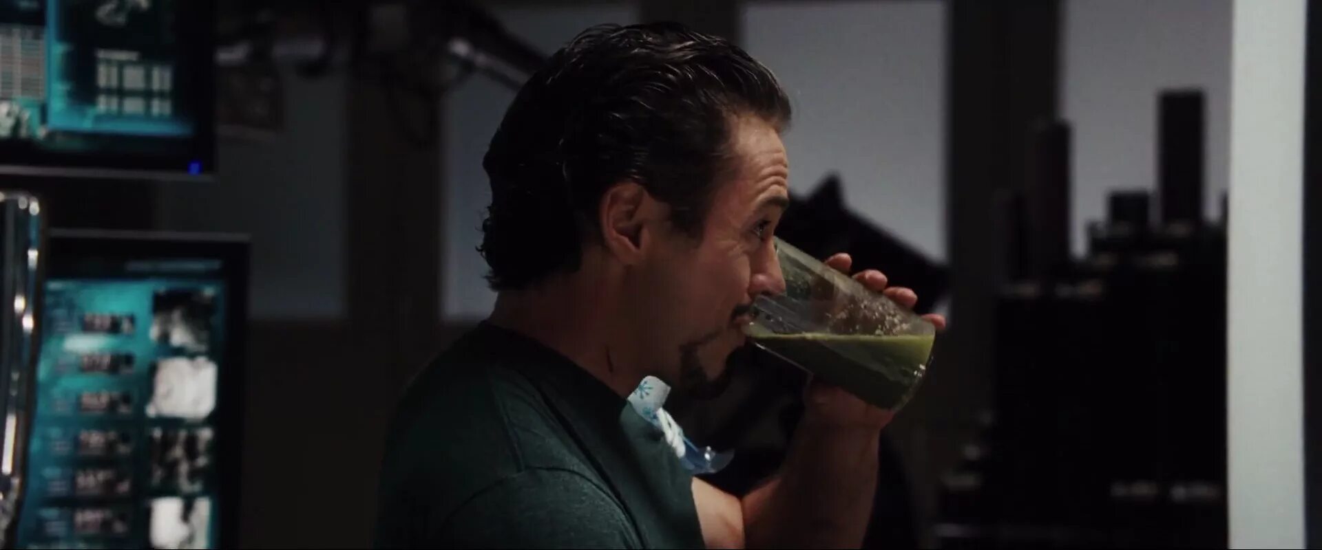 Железный человек 2 термос старка. Тони пьет. Тони старк. Тони старк железный человек 2. Тони старк с бокалом.