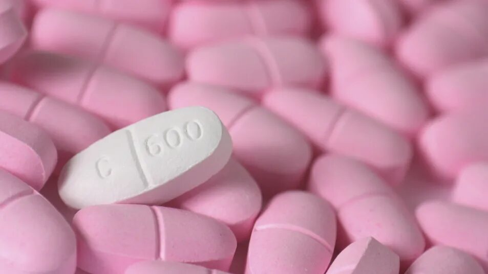 Розово белая таблетка. Розовые таблетки. Таблетки розового цвета. Бледно розовые таблетки. Антибиотик розовые таблетки.