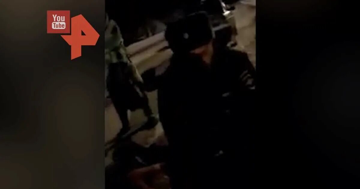 Видео нападавших от первого лица. Мужчина напал на полицейского. Первоуральск РЕН ТВ новости видеоролик напавшего на мужчину.