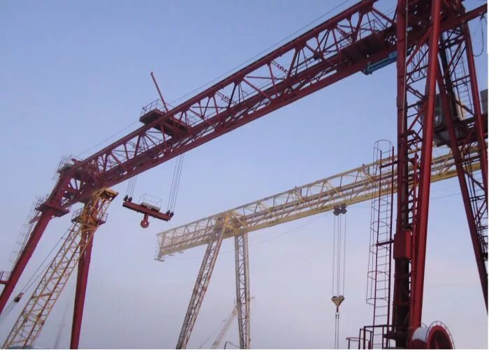 Кран скр 1500. Демонтаж башенного крана. Кран на цирке санкт-петербург. Крановщик мостовой козловой кран. Кран самара вакансии.