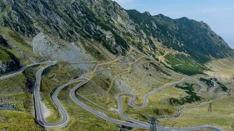 ...2.000 metros de altitud, cuyos 150 kilómetros de curvas pronunciadas cau...
