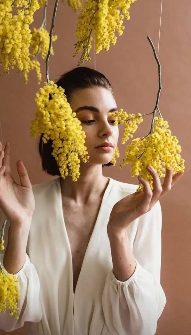 Девушка с мимозой. Идеи фотосессии с мимозой. Фотосессия с мимозой в студии. Девушка с мимозой. Фотопроект с мимозой.