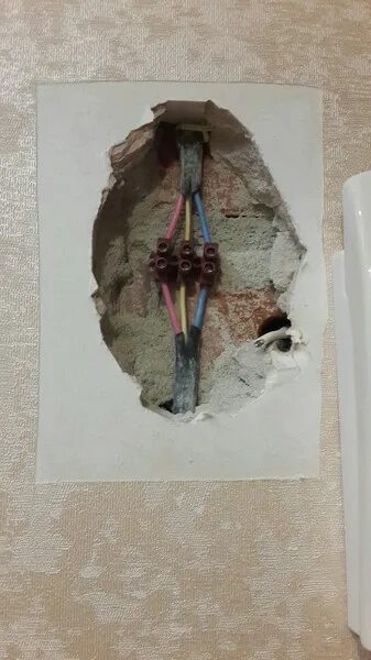 Пробил провод в стене. Отверстие для кабеля в стене. Соединение провода в стене. Заделывание дырок в стене.