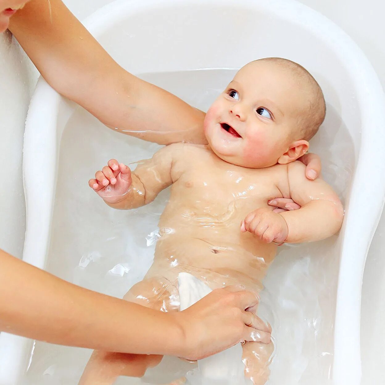 Гигиенические ванны для новорожденных. При какой температуре мыть новорожденного. Первое купание новорожденного. При какой температуре мыть новорожденного. Гигиеническая ванна грудного ребенка памятка.