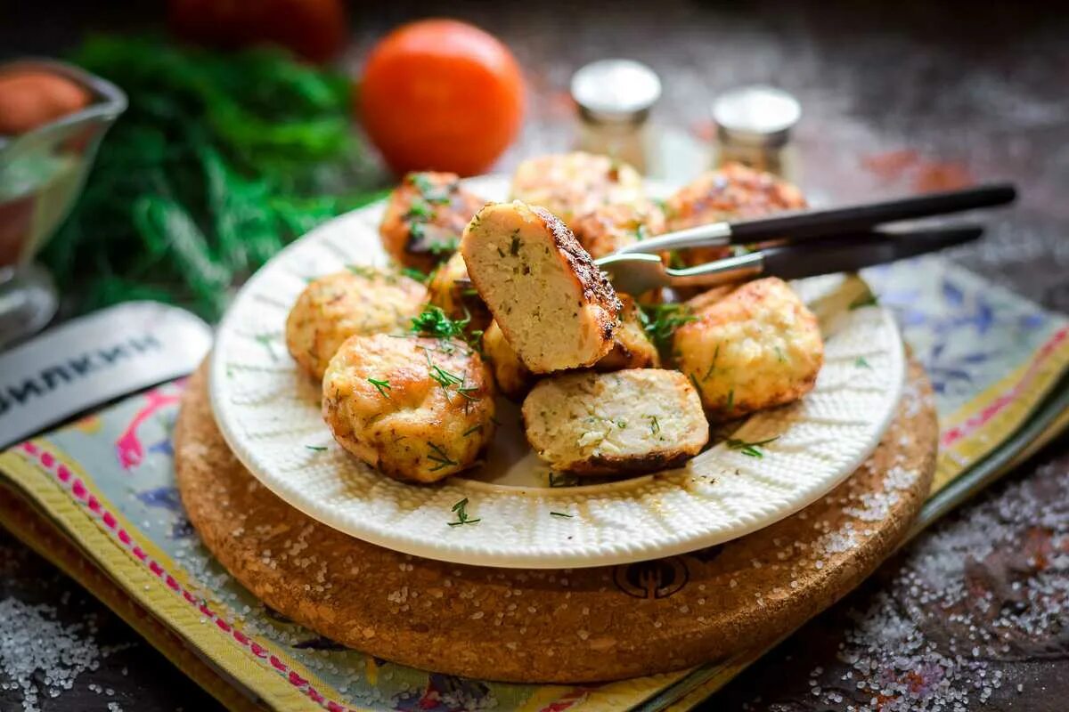 Фрикадельки из куриного фарша. Фрикадельки куриные. Фрикадельки из куриного филе. Рыбные митболы. Куриные шарики в сливочном соусе.