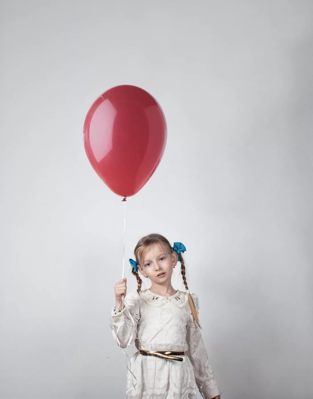 Девочка с шариками. Шарфик для девочки. Дети с воздушными шарами. Воздушные шары для детей.