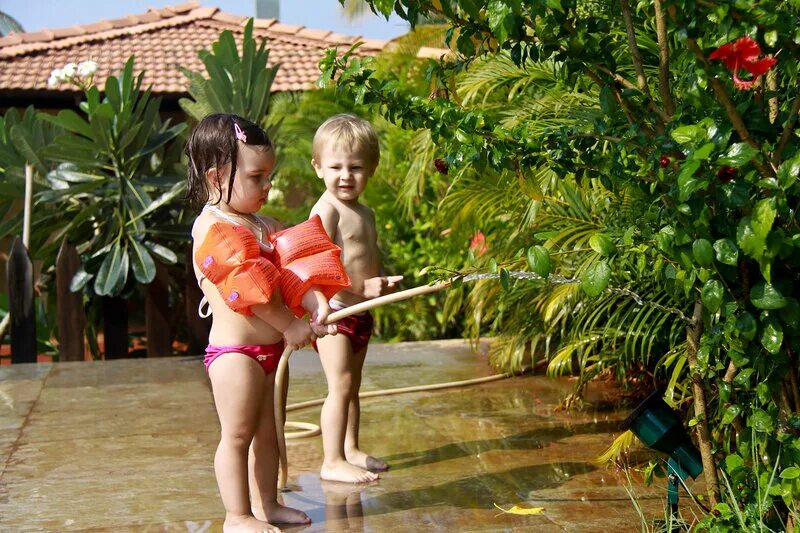 Дети в туалете. Дети в туалете. Маленький мальчик писает. Мальчик смотрит как девочка писает. Мальчик смотрит как девочка писает.