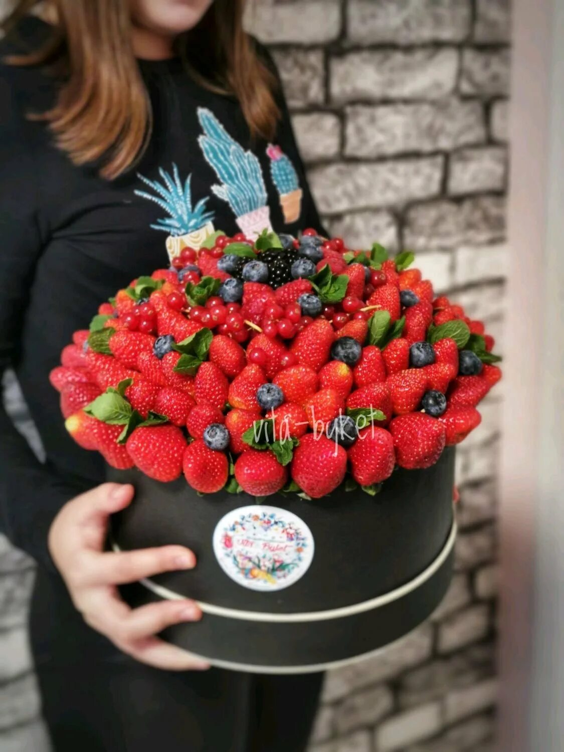 Букет из ягод. Клубника в корзинке. Ягодный подарок. Клубника в корзинке подарок. Букет голубика клубника ежевика.