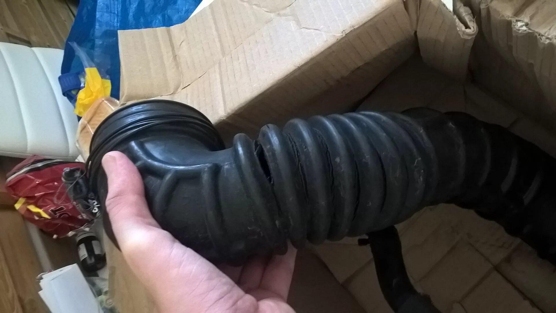 Лопнула гофра. Пежо 308 2010 гофра глушителя. Патрубок от воздушного фильтра к двигателю qg18. Гофра глушителя b51180a. Гофры глушителя 50х260 сварка.