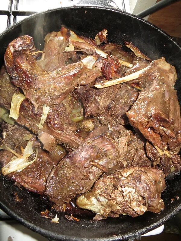 Жаркое из зайца. Как приготовить зайца дикого в казане. Тушеный кролик в казане на костре. Как приготовить зайца дикого в казане. Как вкусно приготовить зайца дикого в казане.