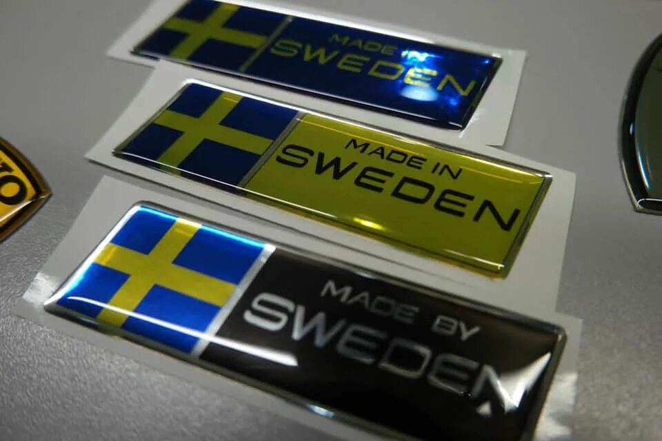Шильдики multi level. Шильдик Volvo FH. Volvo шильдик Sweden. Шильдик Volvo 940. Наклейка шведский флаг Вольво.