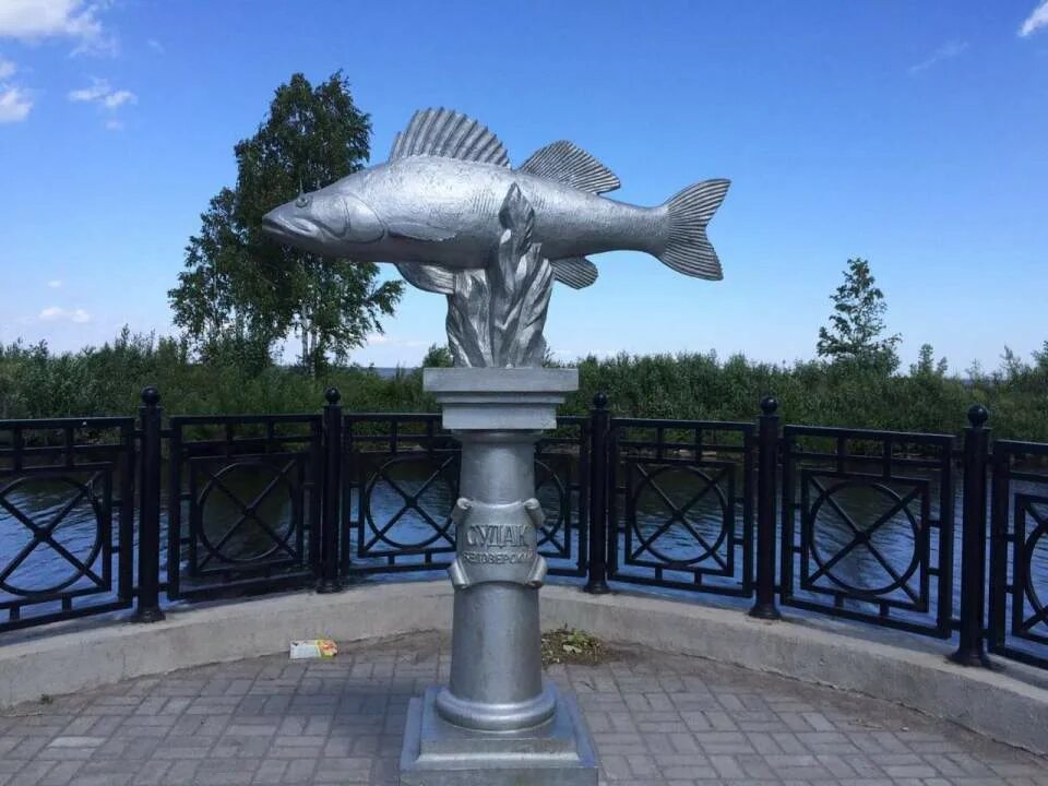 Белозерский кремль белозерск. Памятник белозерскому судаку белозерск. Белозерск рыба. Памятник ладья белозерск. Белозерск набережная георгиевского.