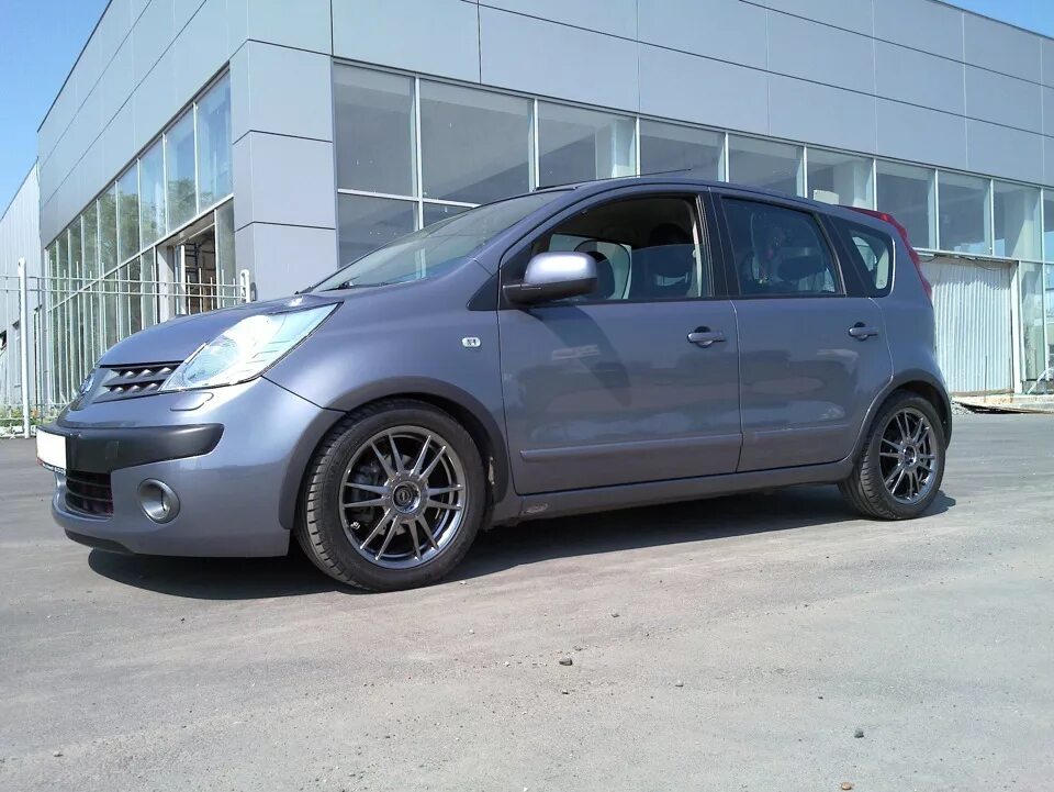 Диски ноут. Nissan Note e11 r15. Nissan Note e11 oz. Nissan Note e11 расширители на арки. Nissan Note e11 r14.