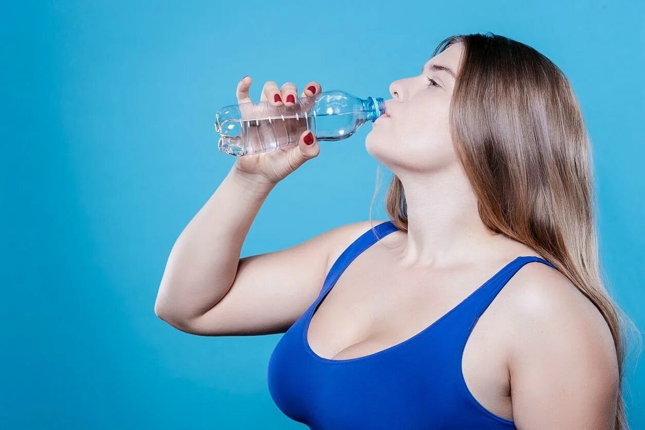 Толстая женщина пьет. Толстая женщина пьет воду. Пить воду. Много воды. Топ питьевой