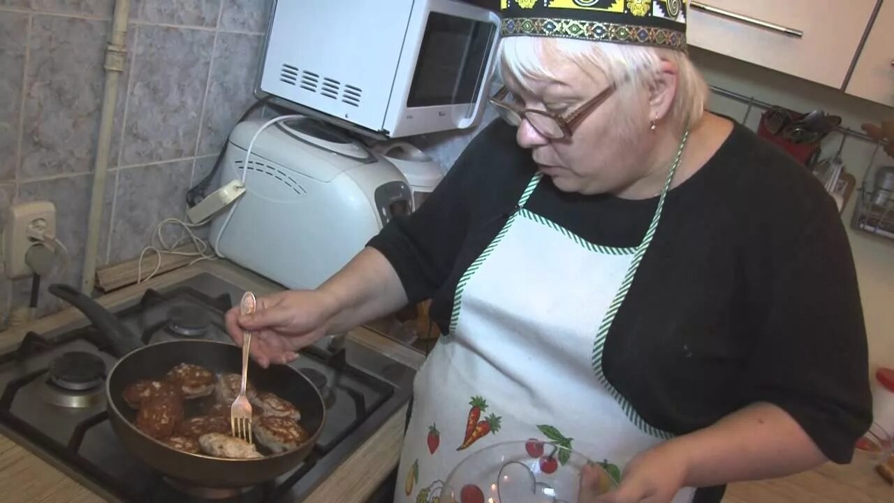 Бабушка готовит. Бабушка с котлетами. Женщина с котлетами. Бабка жарит котлеты. Мама будет жарить