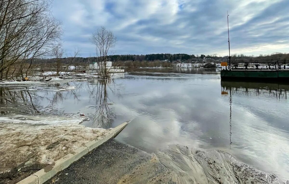 Уровень воды в реке ока горбатов. Половодье Калуга Ока. Половодье в Калуге. Разлив Оки 2023 в Калуге. Разлив реки Оки в Калуге.