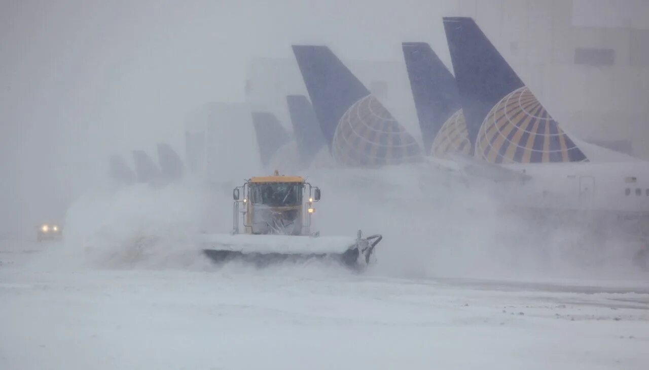 Снежная буря в аэропорту. Снегопад в аэропорту. Самолет в снегопад. Метель аэропорт. Снегу было мало снежных буранов то же