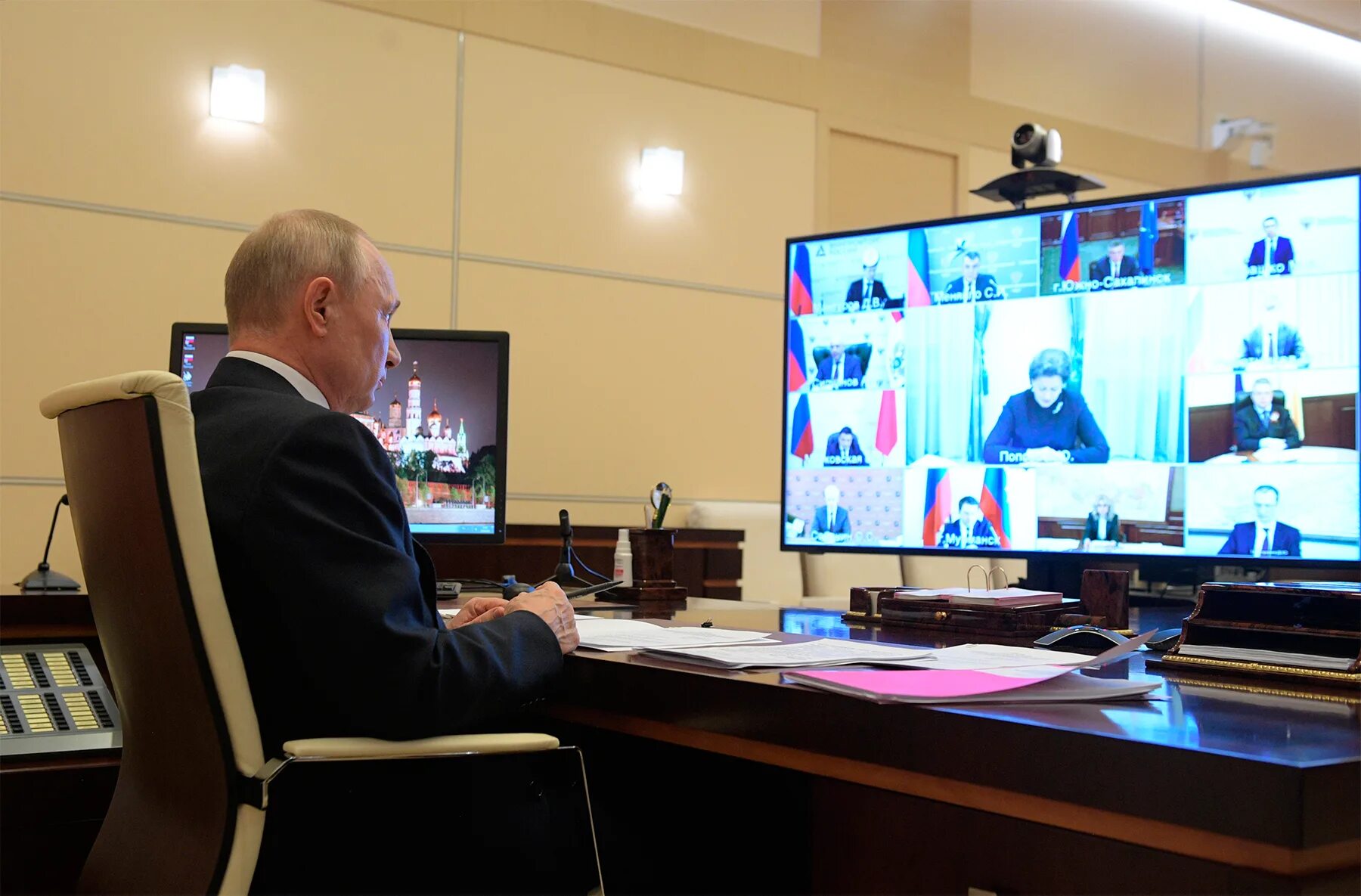 Совещание по видеосвязи. Видеоконференцсвязь Путина.