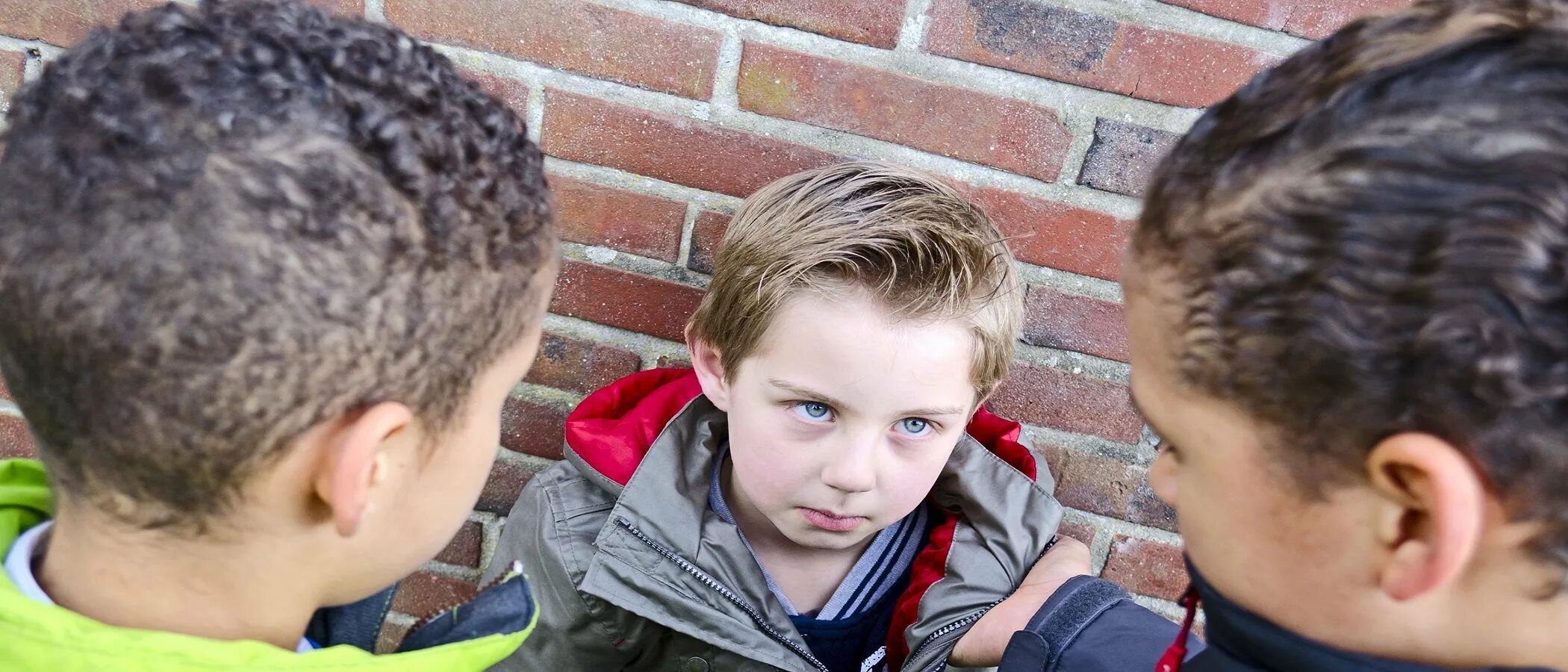 Травля сына. Буллинг в школе картинки. Подросток прогуливает школу. Травля сына. Изгой в школе.