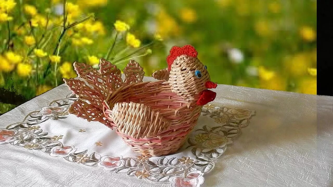 Пасхальная курочка мастер класс. Пасхальная курочка из газетных трубочек мастер класс. плетение из газетных трубочек пасхальных курочек. мк пасхальной курочки из газетных трубочек. плетение из газетных трубочек курочка.