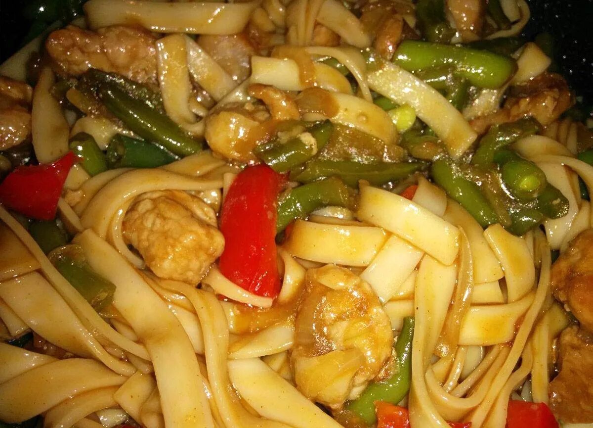 Домашняя лапша с мясом. Лапша с мясом и овощами. домашняя лапша с овощами. домашняя лапша с мясом и овощами. лапша с мясом и овощами на сковороде.