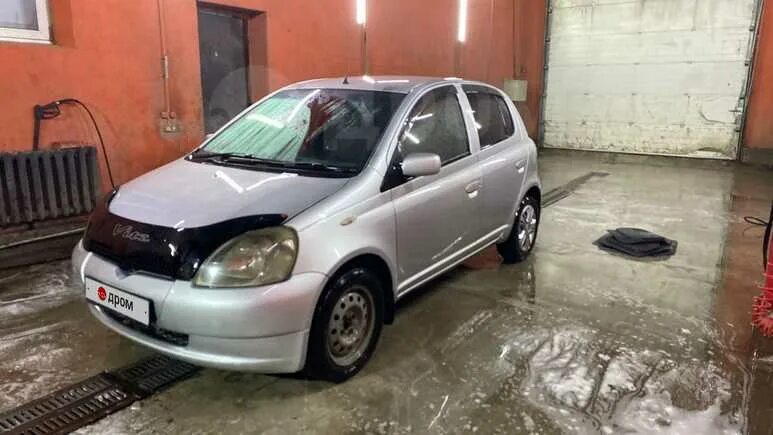 Toyota vitz 2000 года. Toyota Vitz 2000 бело серая. Toyota Vitz 2000 салон. Хонда Витц.