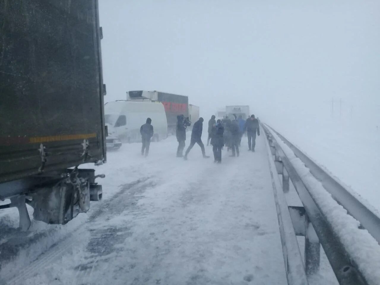 Почему закрыли трассу таврида. Крымский мост трасса таврида. трасса таврида 2025. снег на крымском мосту.