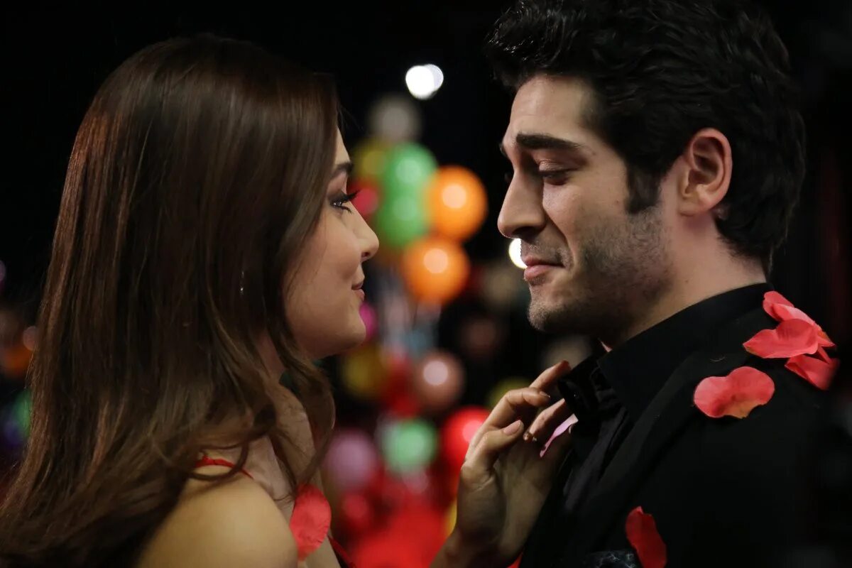 Два незнакомца турецкий дата выхода серий. Турецкий сериал хайат и мурат. Лада дениз. Два незнакомца турецкий дата выхода серий. Ханде эрчел и бурак денис.