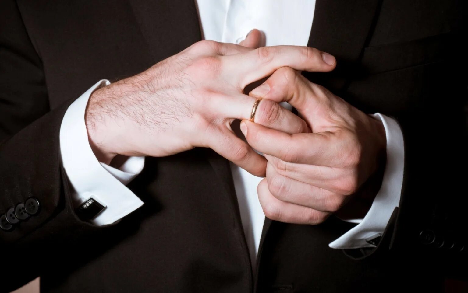 Сайт женатый мужчина. Мужские кольца на руке. Женатый мужчина. Обручальные кольца для мужчин. Женатый мужчина кольцо.