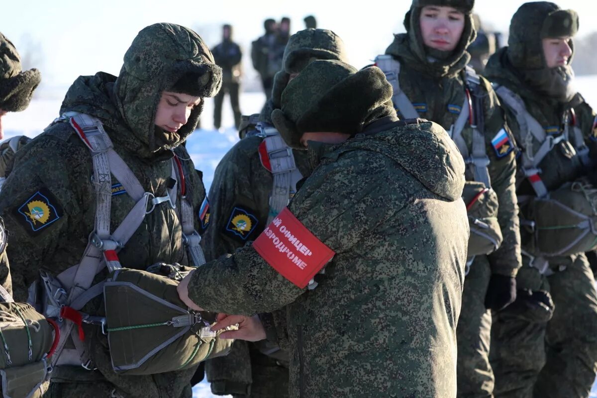 НВВКУ десант. НВВКУ прыжки с парашютом. НВВКУ Новосибирское курсанты. Прыжки с парашютом курсанты.