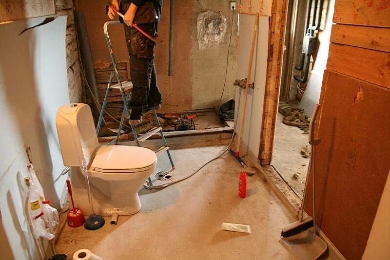 Демонтаж ванной комнаты. Ванная процесс ремонта. Демонтаж стен ванной комнаты. Ремонт в ванной своими руками. Ремонт ванной туалета своими руками