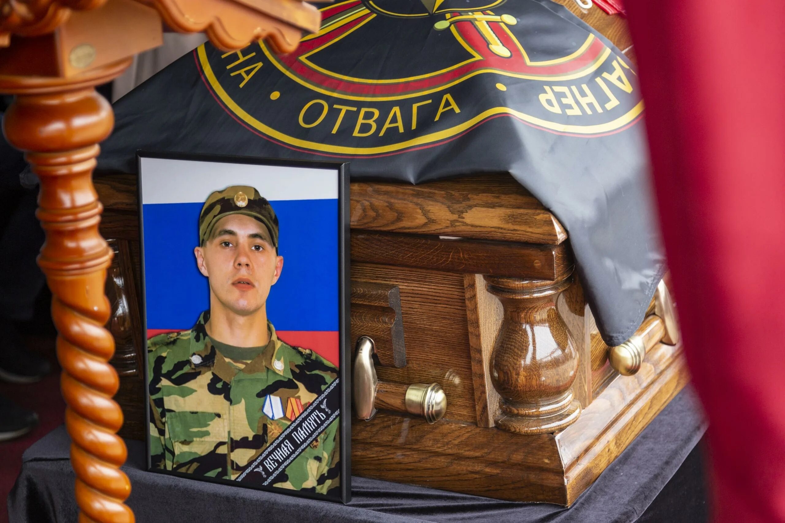Памятник чвк вагнер пригожин. Чвк вагнер тюмень. Чвк вагнер. Чвк вагнер. Вагнер флаг на кладбище.