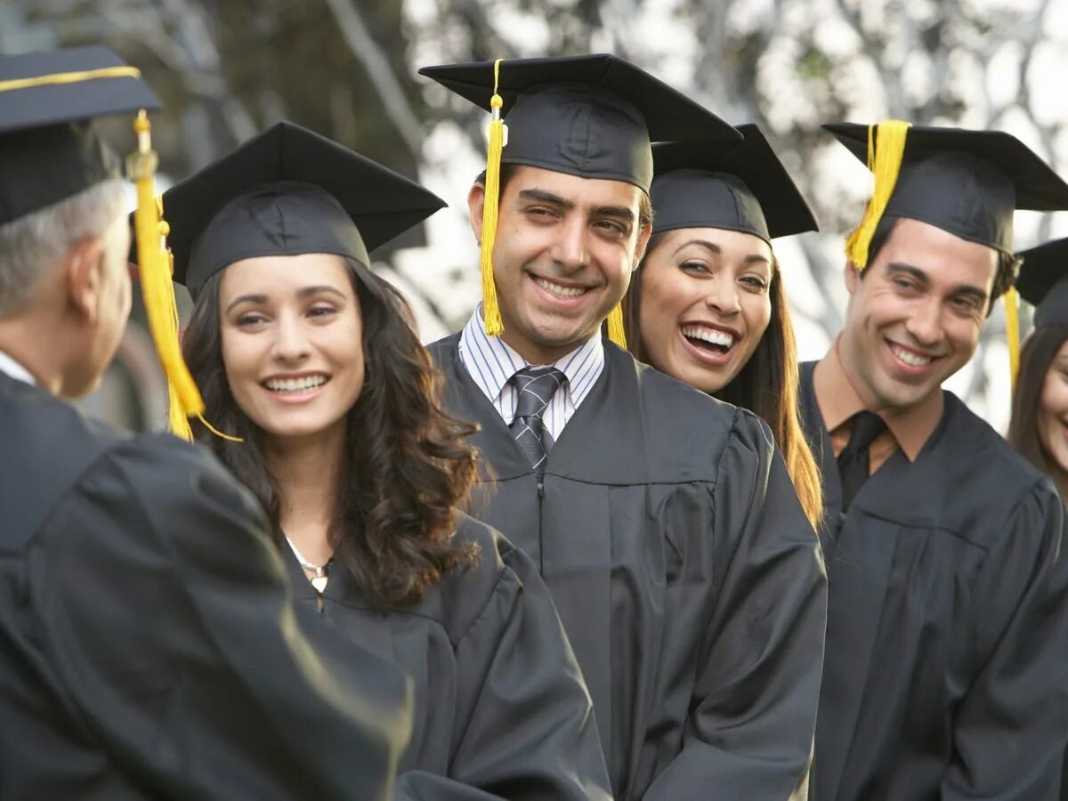 Выпускники оксфорда. Университет студенты. Университет цинхуа гранты. Факультет мировой политики мгу. Университет студенты.