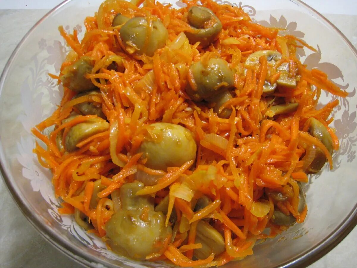 Грибы по-корейски шампиньоны с морковью. Шампиньоны маринованные по корейски. Грибы по-корейски шампиньоны с морковью. Грибы по-корейски шампиньоны с морковью. Шампиньоны маринованные с морковью по-корейски.