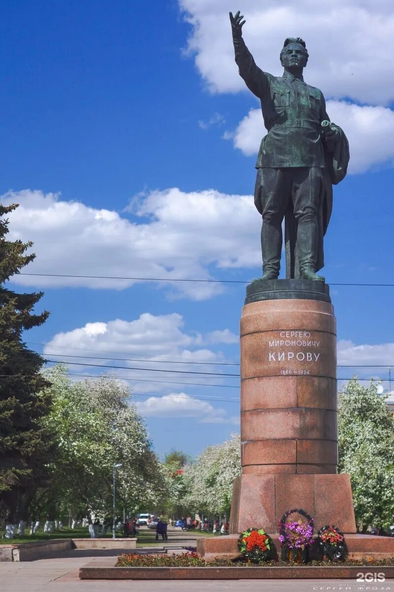 Памятники киров. С М Киров памятник в Кирове. Памятник с м Кирову в Кирове. Киров Сергей Миронович памятник. Памятник Сергею Мироновичу Кирову в Кирове.