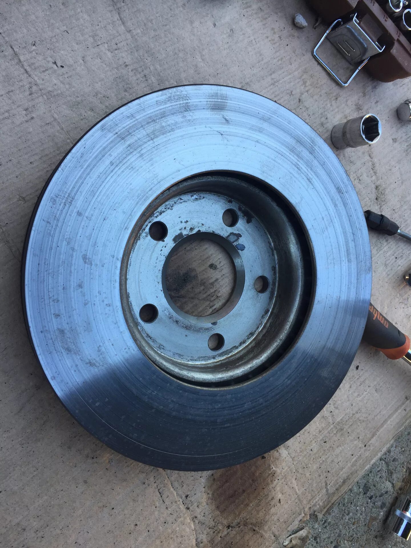 Кривые тормозные диски. Тормозные диски ваз 2114. Туссан 2008 суппорта. Биение тормозных дисков. Осевое биение тормозного диска.