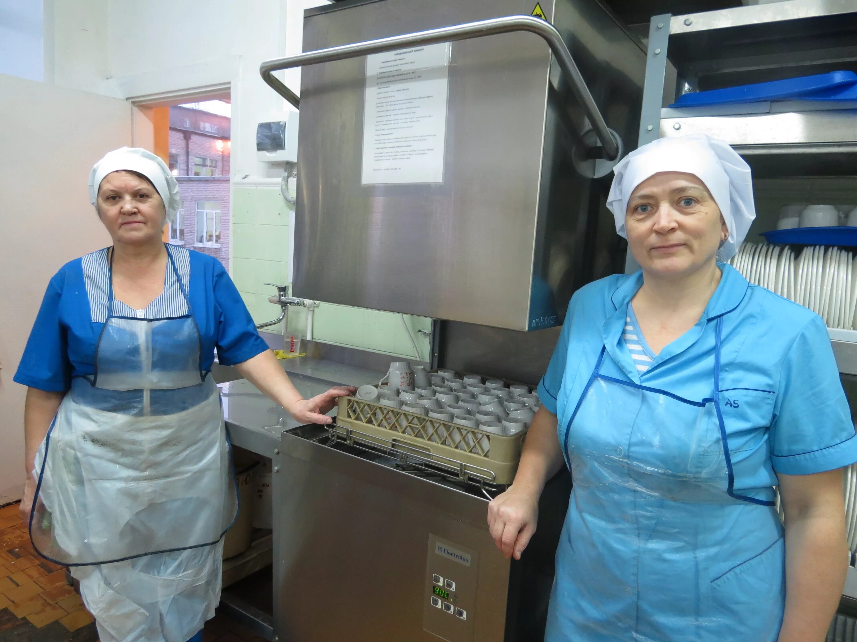 Уборщица столовой. Посудомойщицы столовой. Мойщик посуды в столовую. Посудомойщица в столовой. Работа посудомойщицей свежие объявления