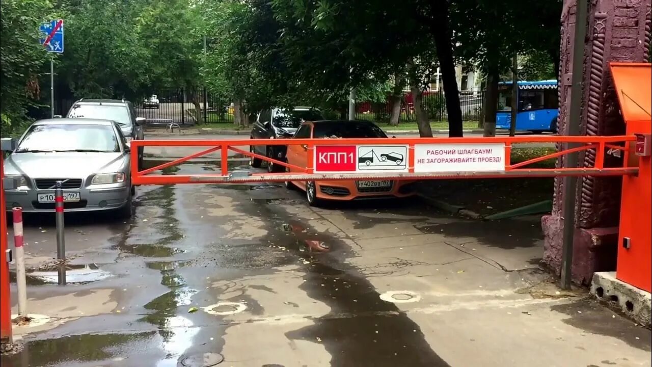 Шлагбаум закрывается автоматически. Откатной шлагбаум. шлагбаум антивандальный откатной. табличка на шлагбаум. табличка автоматический шлагбаум.
