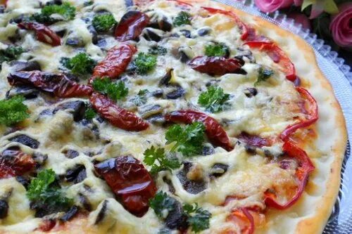 Пицца с сальсой верде, вялеными помидорами и сыром - Eugenia in the kitchen - ЖЖ
