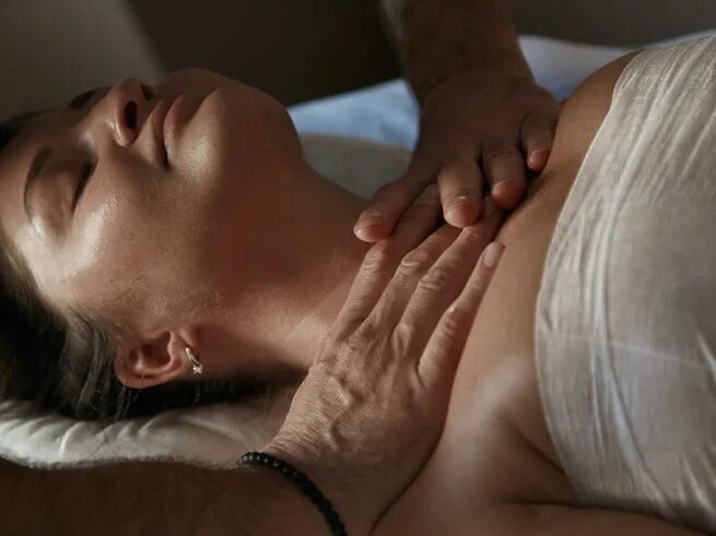 Массаж маме. Сделал маме массаж видео. Массаж для пожилых женщин. Массаж маме. Беременная в спа.