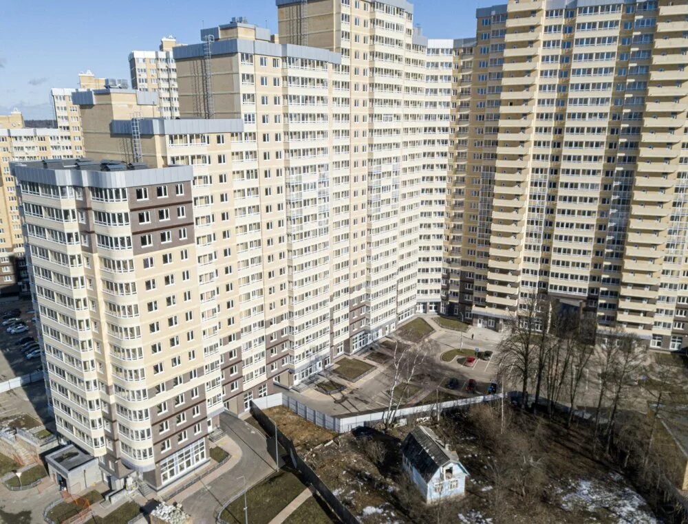 Тюмень новый дом и развалюха. Старый дом среди многоэтажек. Одинцово дом во дворе многоэтажки. Улица омская екатеринбург. Прием земельного участка после завершения строительства.