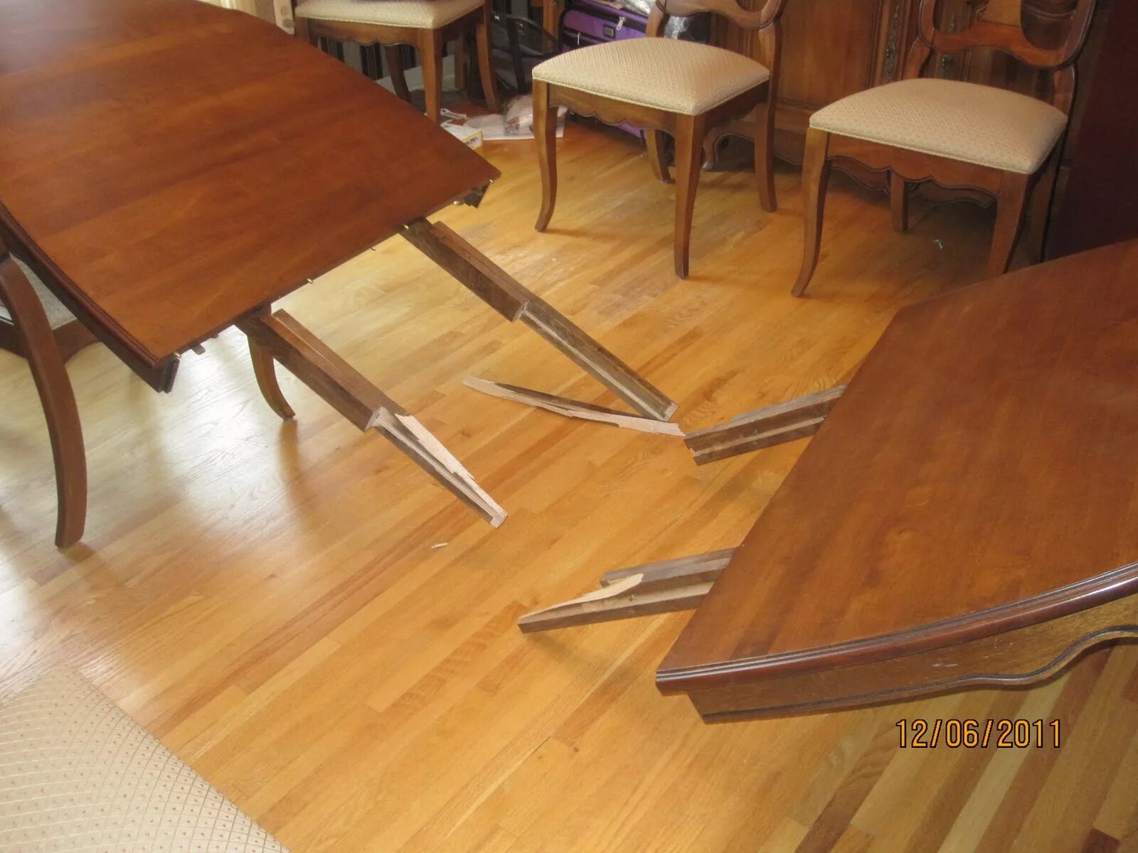 Tables broken. Break a table. Разломанный стол. Tables broken. Переломанный стол.
