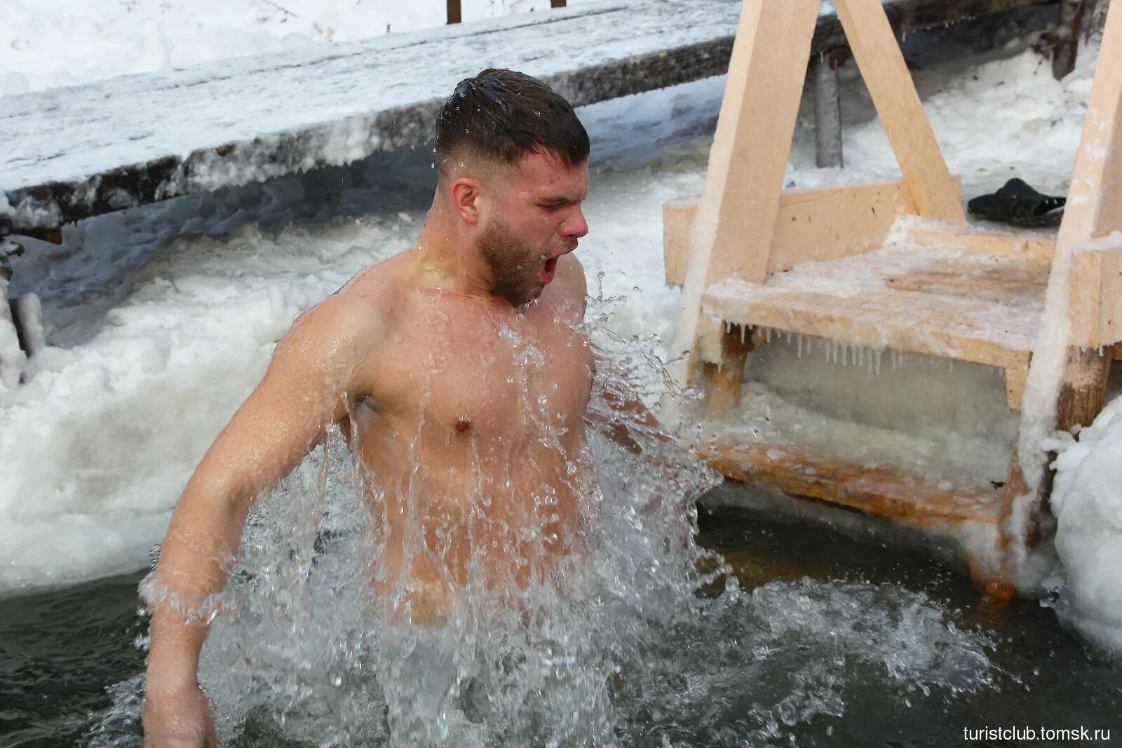 купание в проруби на крещение 2021 новосибирск. крещенские купания. крещение в сибири. крещение 2021. крещение 2021.