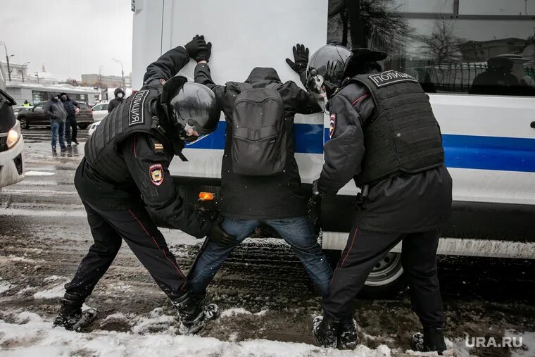 Задержание на митинге в Москве. Полиция России задержание. Росгвардия на митинге. Полиция задерживает митингующих.