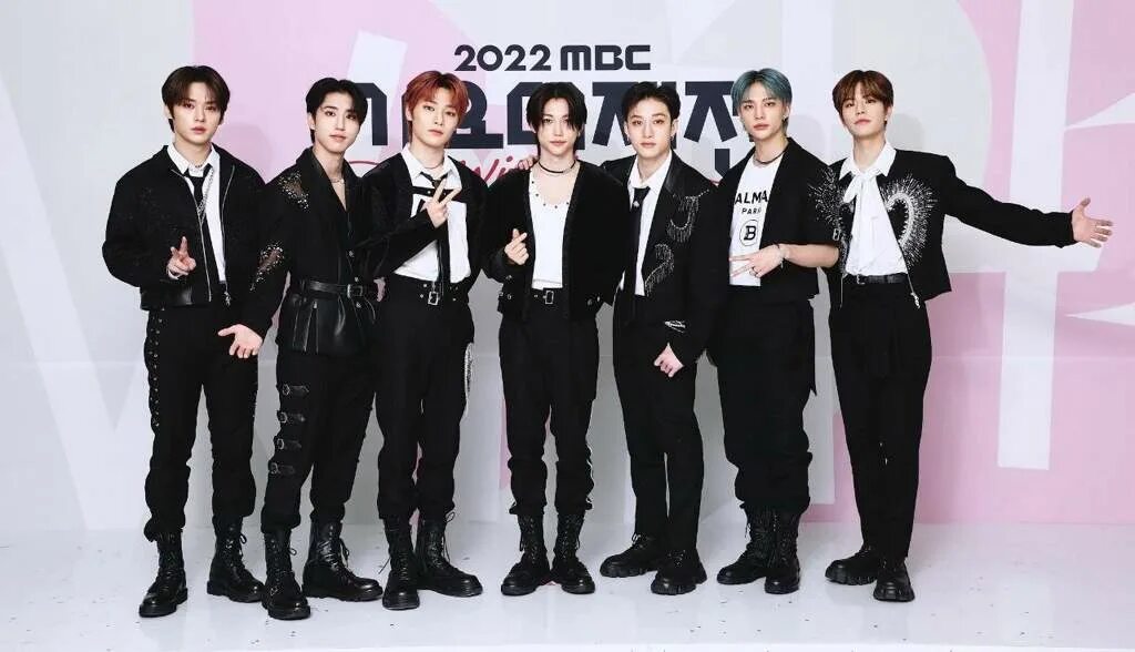 Step out stray kids. Double knot stray kids альбом. Pops in seoul (arirang). Stray kids. Step out stray kids.