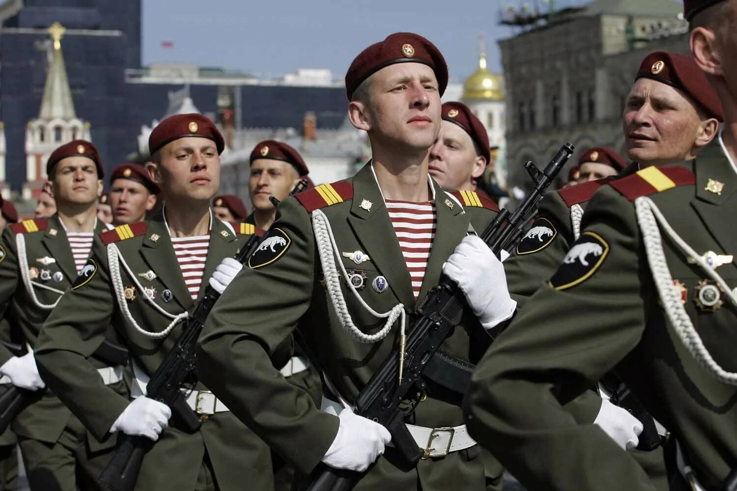 Вв военное. Солдаты на параде. Русские солдаты на параде. Российский солдат на параде. Российская армия парад.